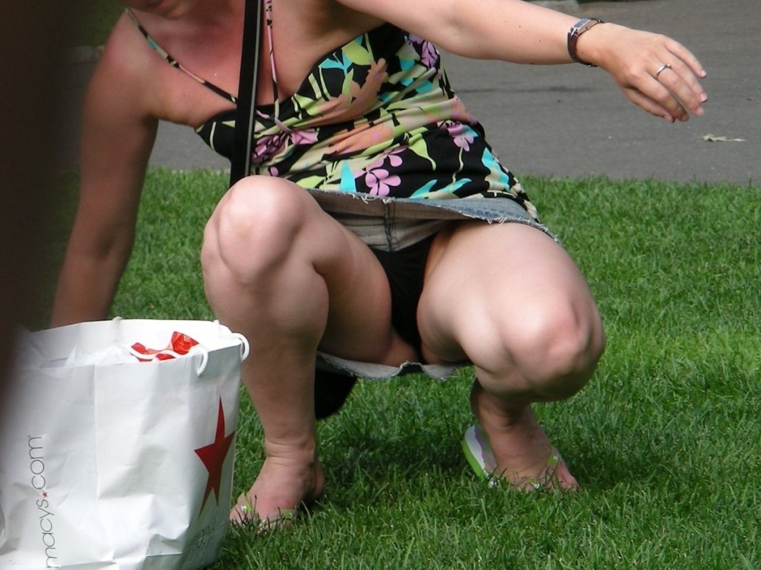 Девушки без трусиков на улице