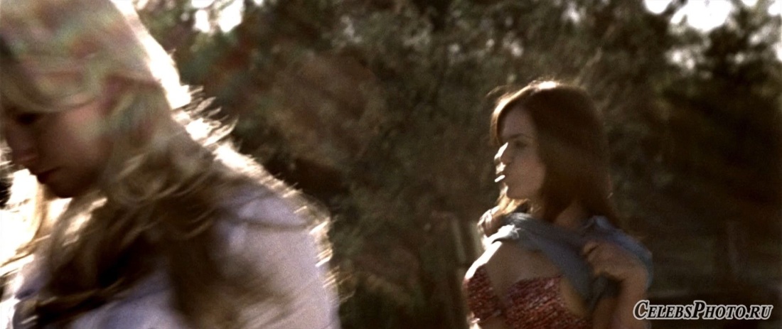 Полуобнаженные молодые девушки