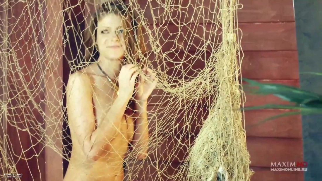 Maria Eriksson голая в туфлях на постели