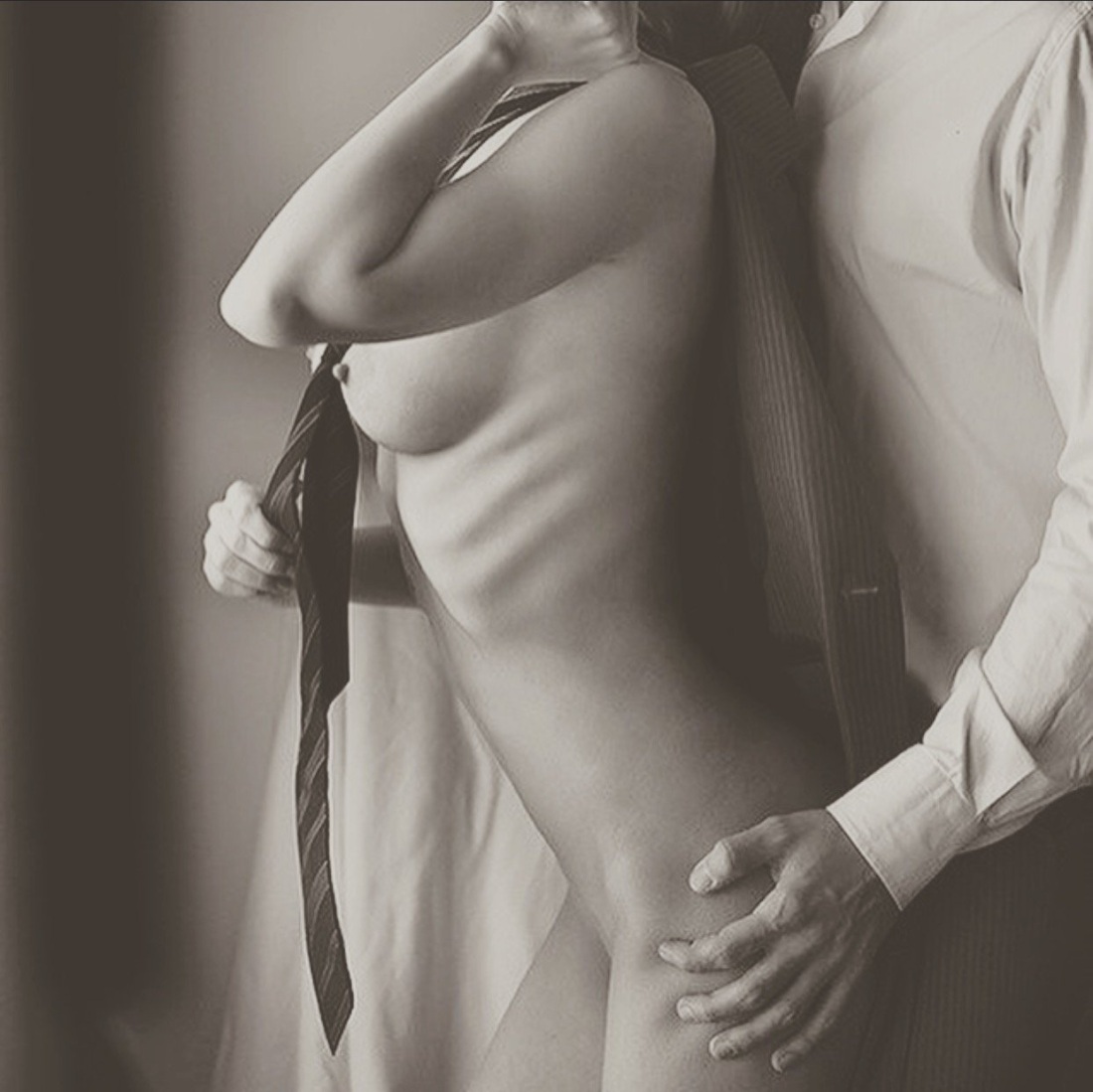 Мужчина раздевает девушку