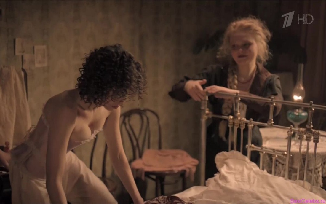 Женщины раздвигают ножки