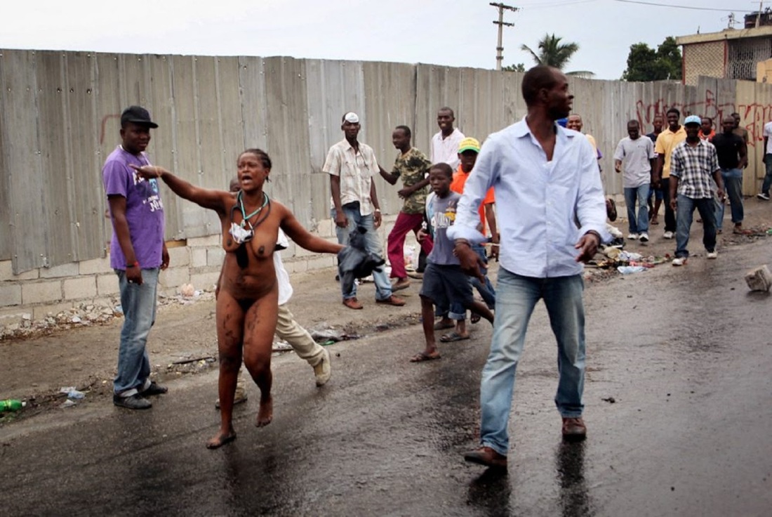 Гаитянки на водопаде