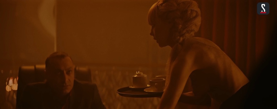 Агата Муцениеце в лифчике