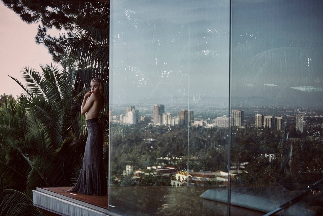 Фотосессия в ванной с панорамным видом