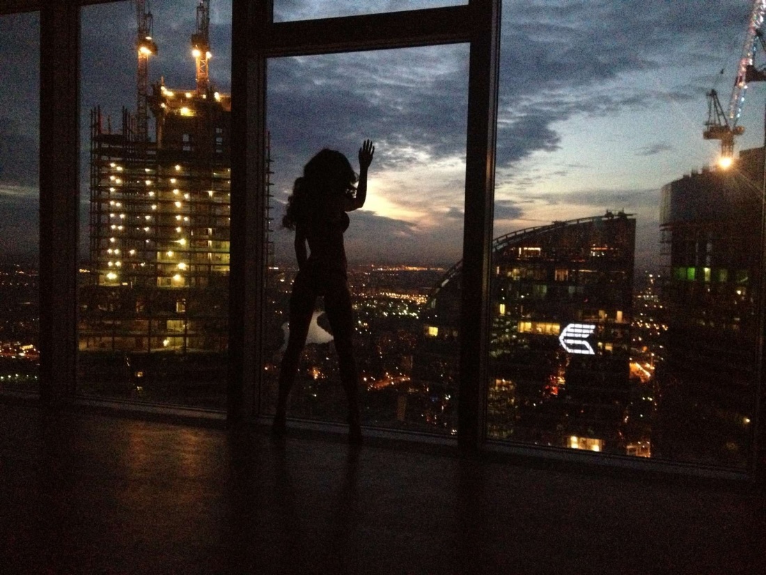 Девушка в ночном окне