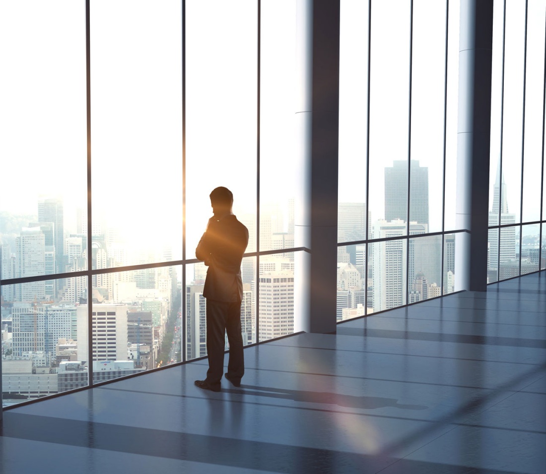 Девушка у панорамного окна