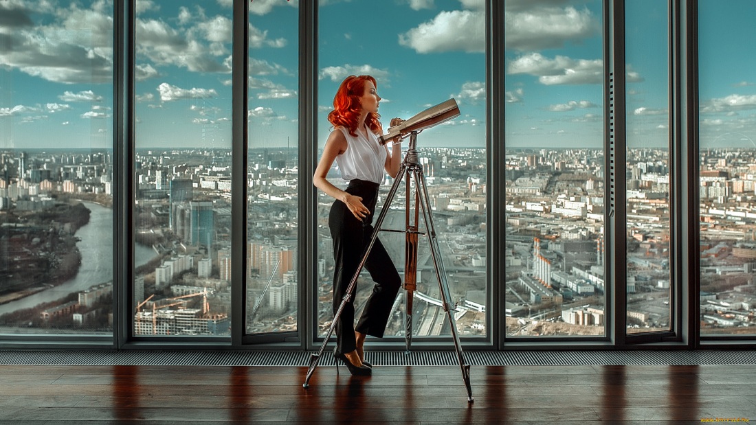 Девушка у панорамного окна