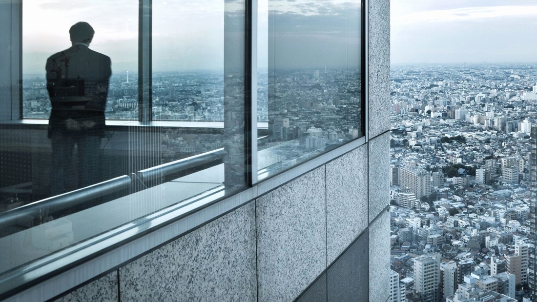 Стеклянный балкон на небоскребе