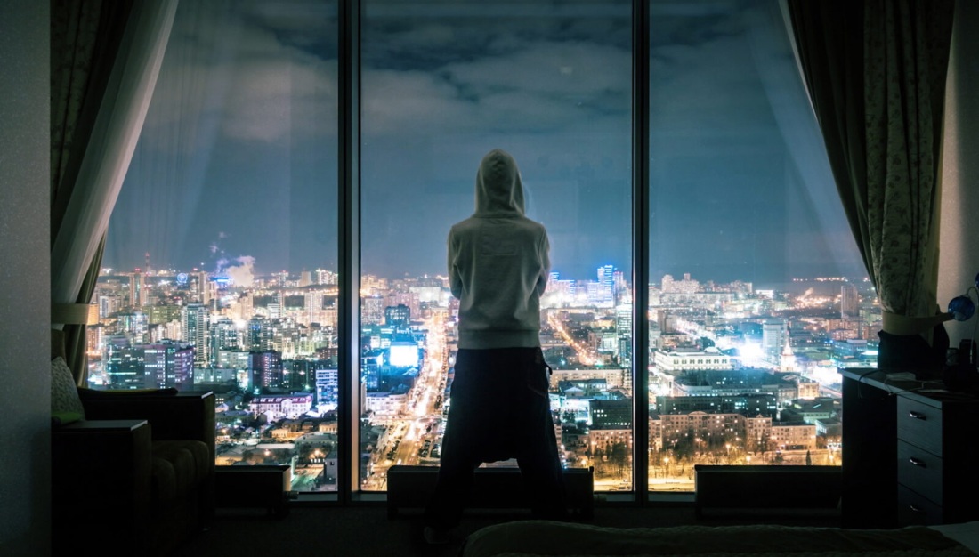 Парень у окна ночью со спины