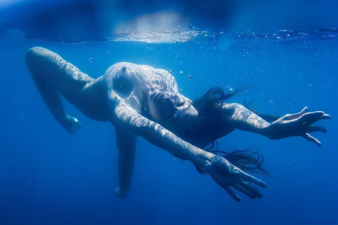 Голые женщины с ластами под водой