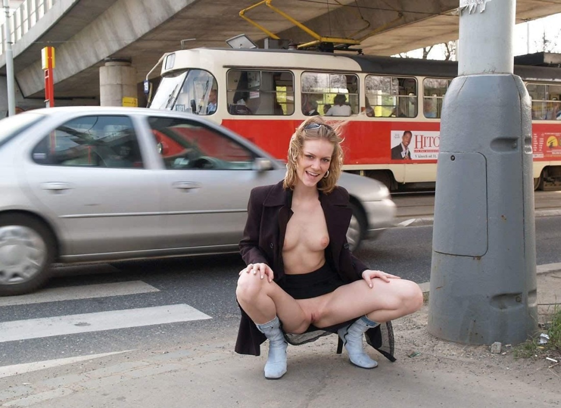 Показала киску в общественном