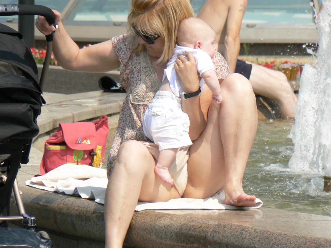 Жена светит голой киской