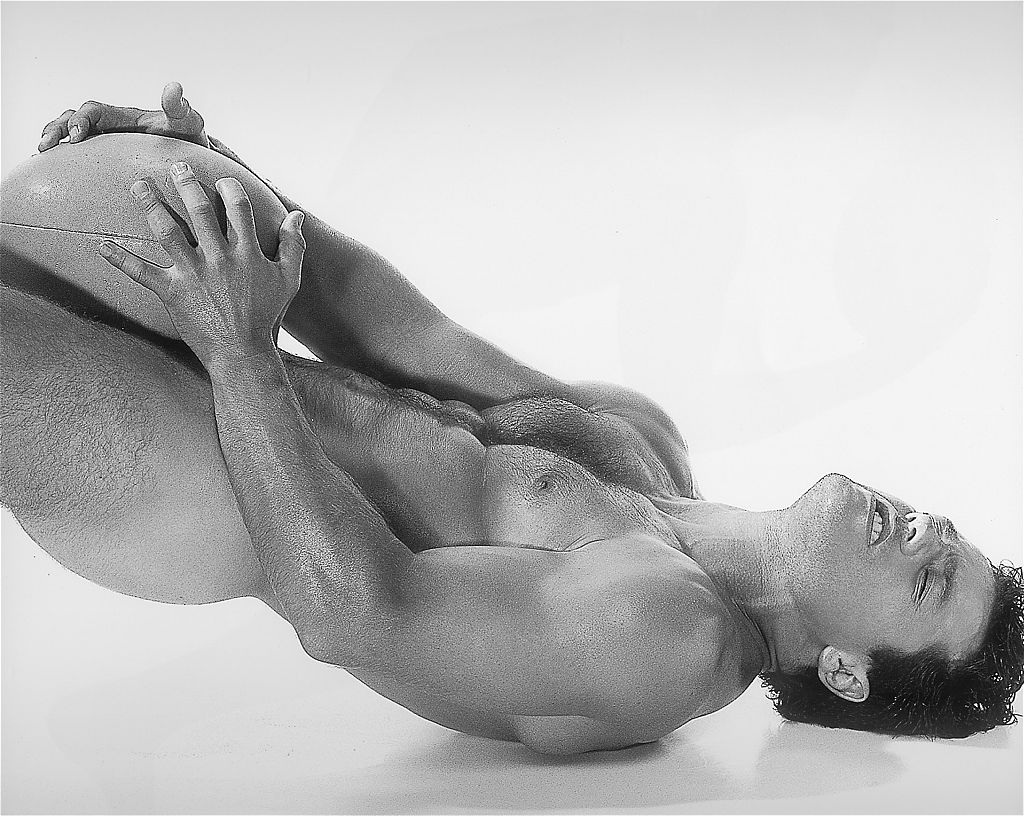 Девушка отжимается голышом