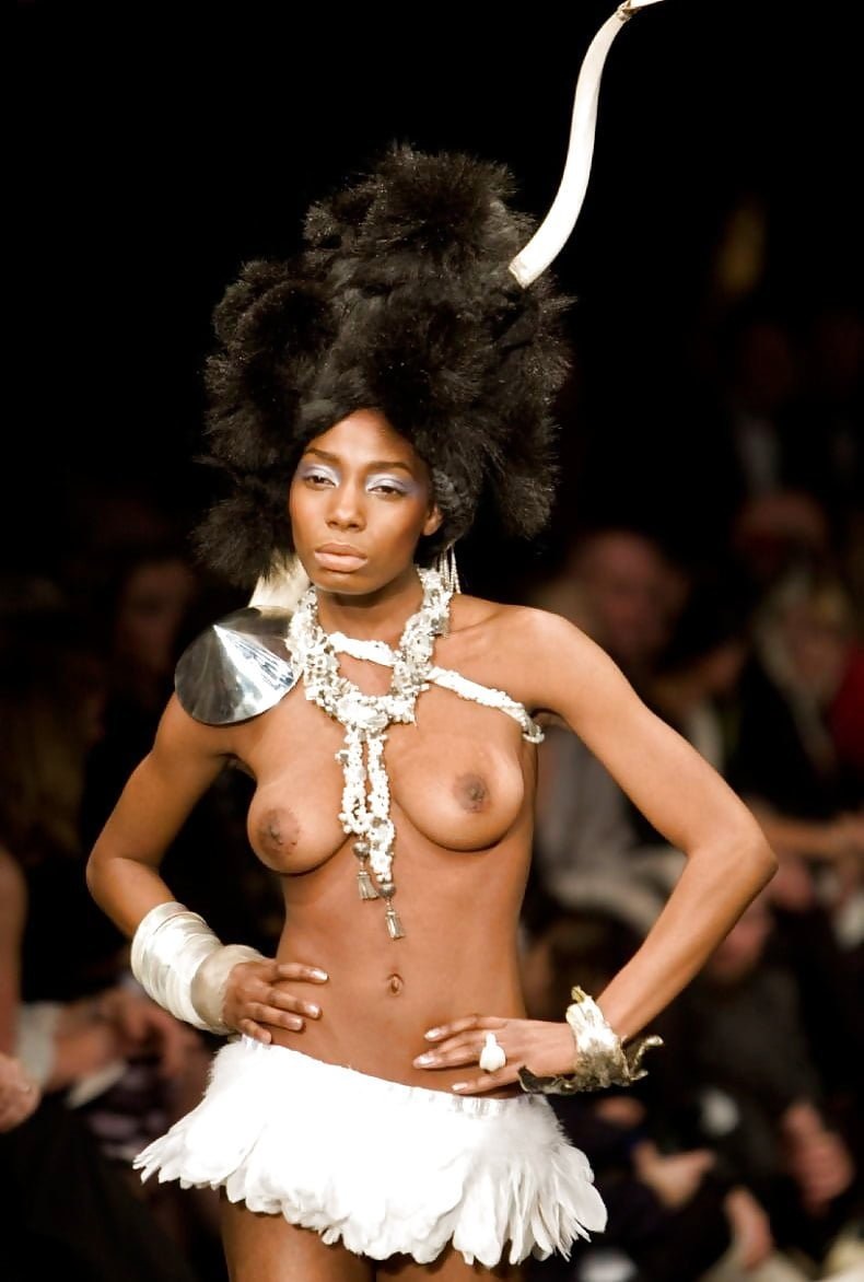 Модели без лифчика