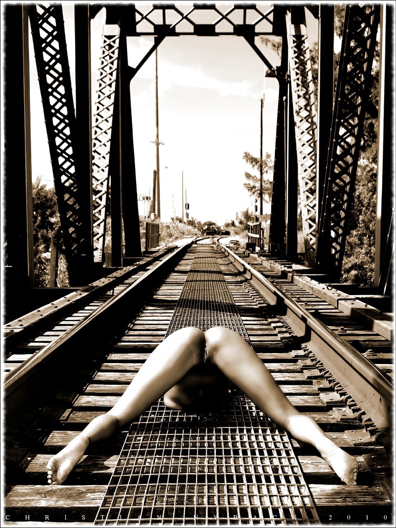 Нагая девушка на рельсах