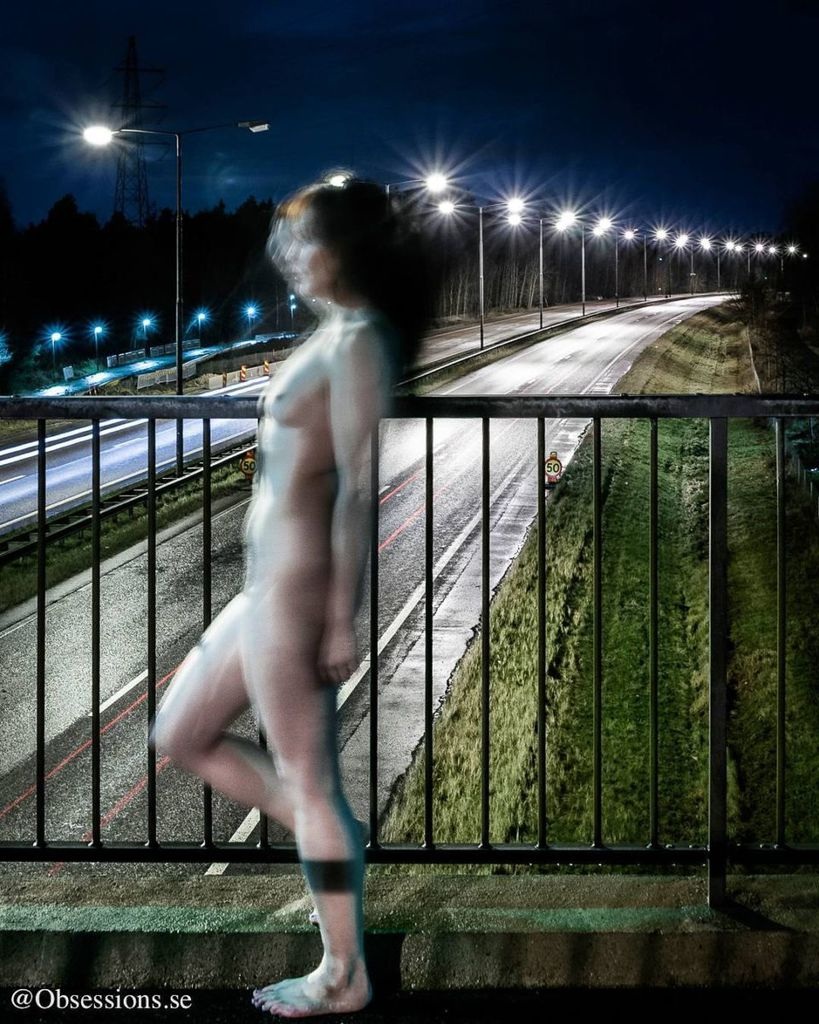 Голые женщины на улицах городов