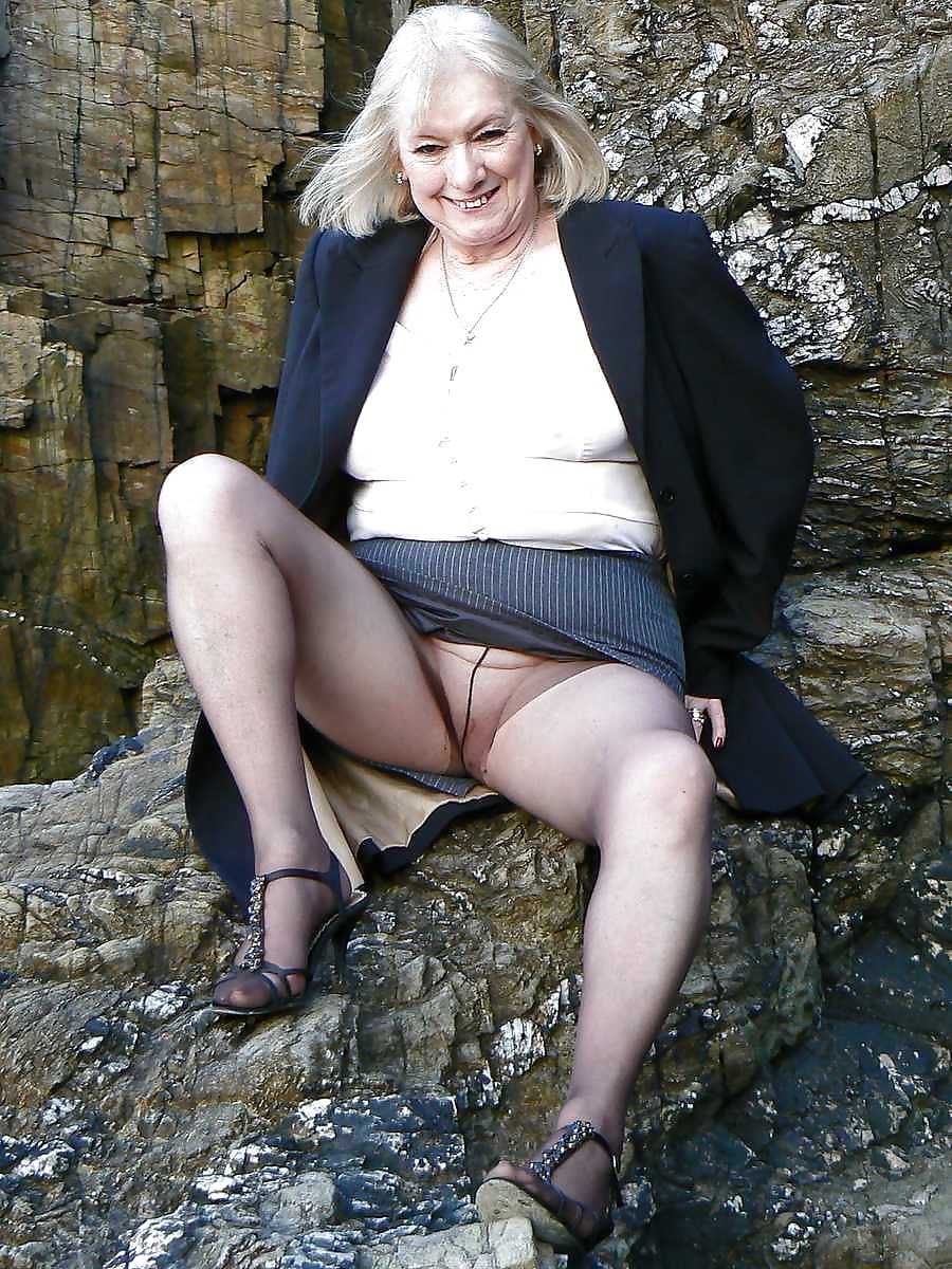 Пожилые дамы в чулках под юбкой