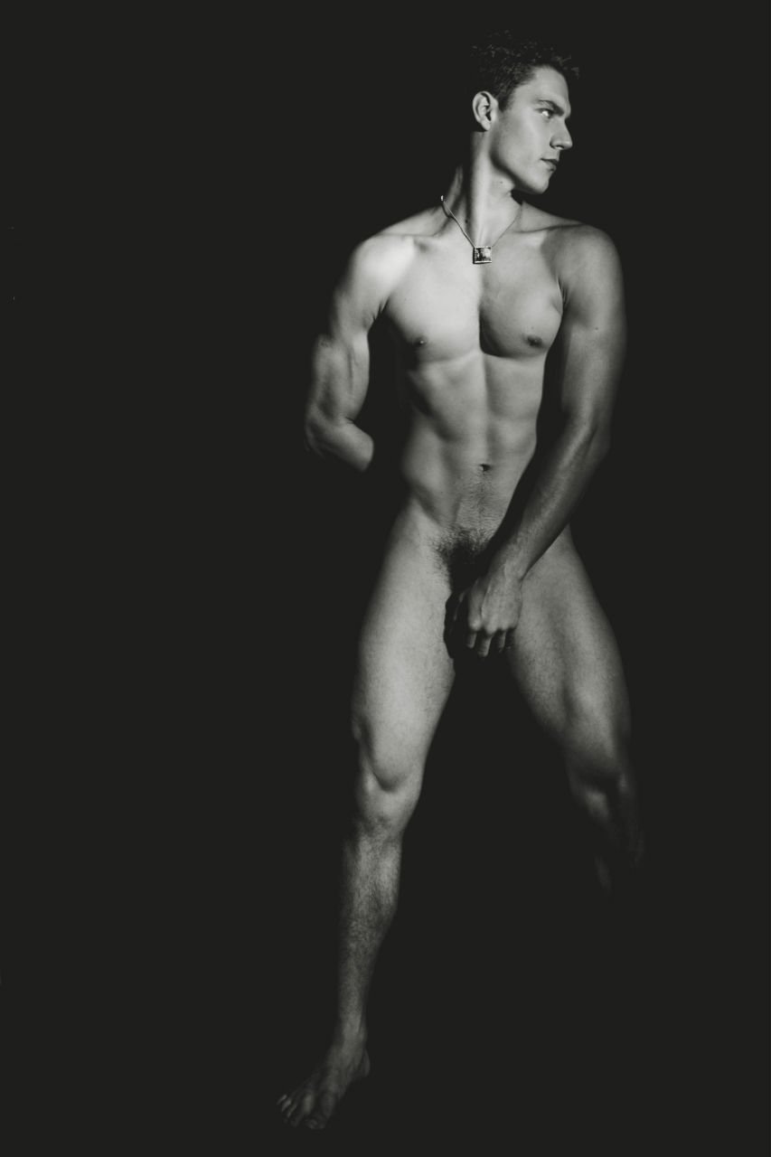 Парень без трусов на кровати