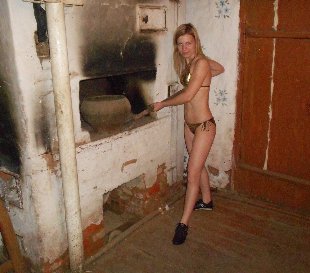 Голые женщины на фоне ковров