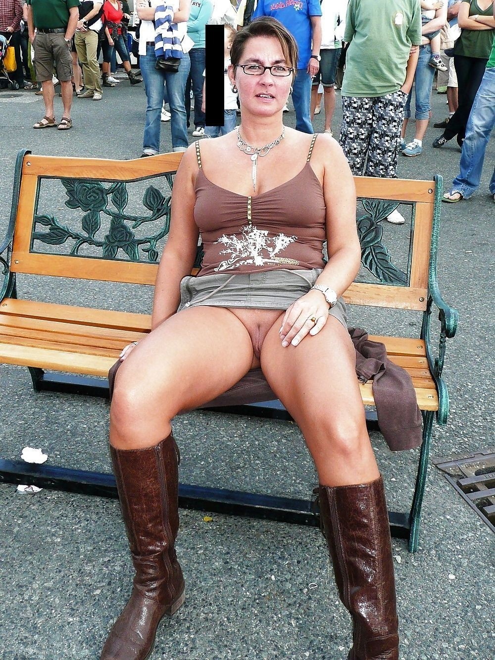 Зрелая без трусиков на публике