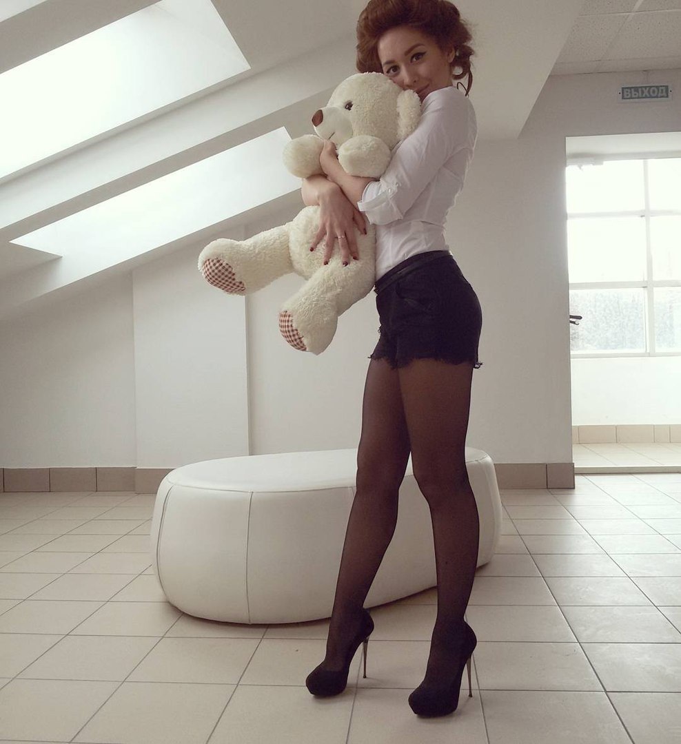 Женский силуэт на черном фоне