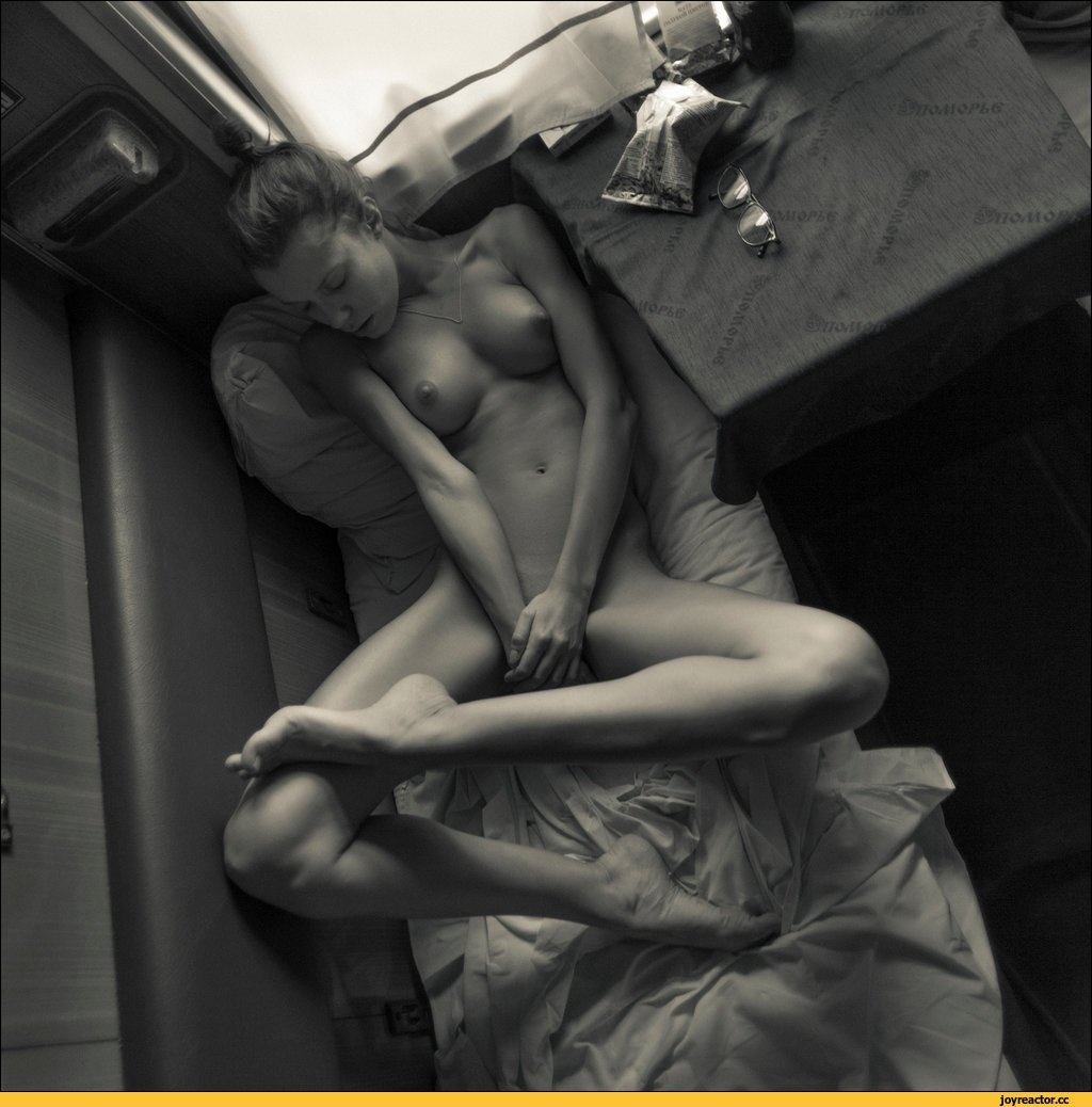 Голая попутчица в машине