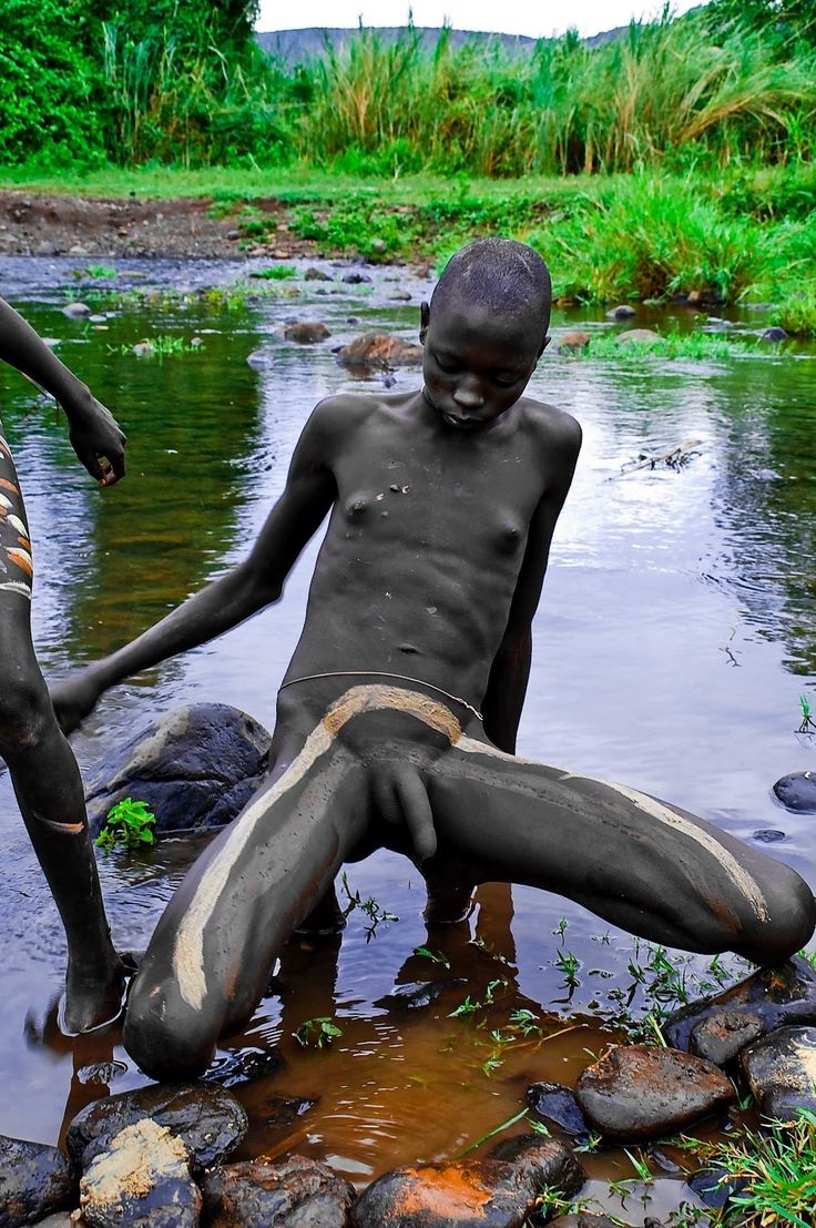 Голая женщина с неграми на Ямайке