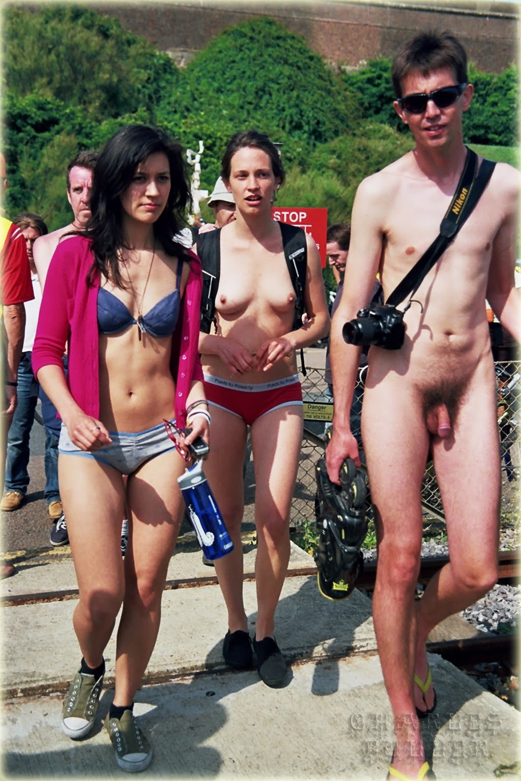 Голые мужчины одетые женщины на пляже