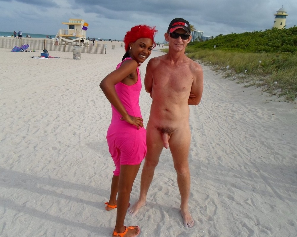 Парни голые на пляже одетых