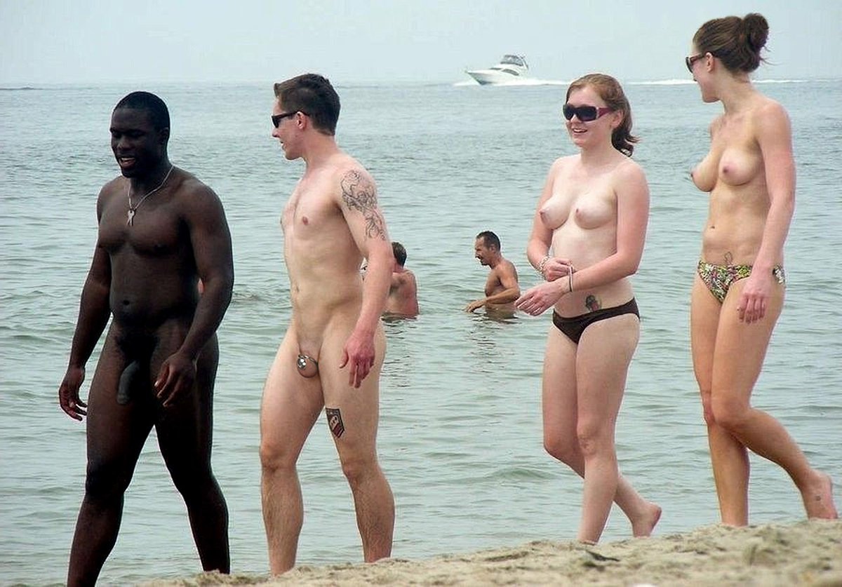 голые парни на пляже среди одетых фото 48