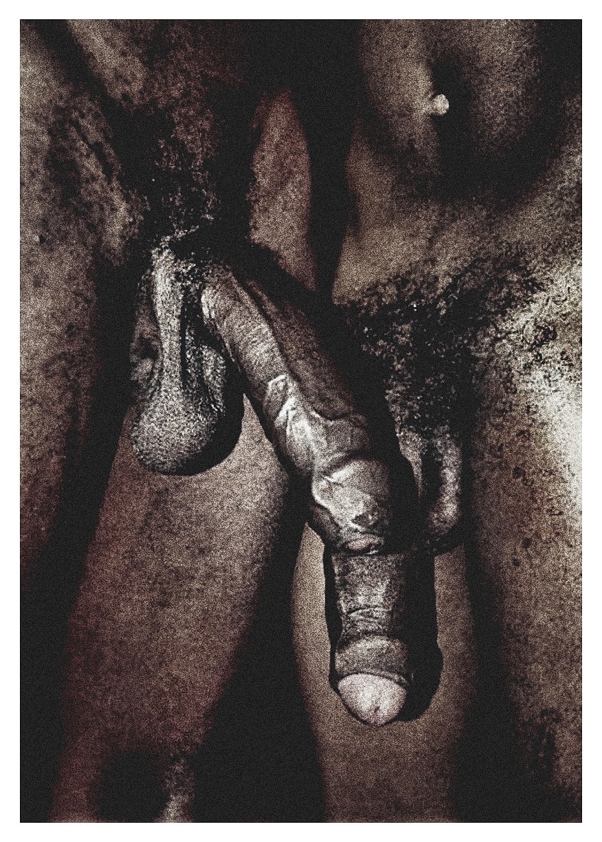 Огромный черный член с крайней плотью