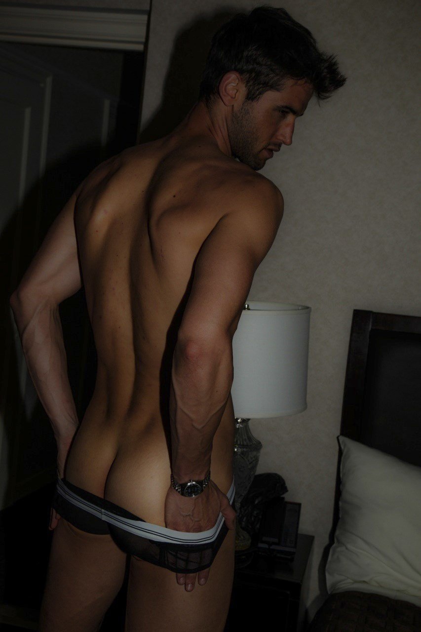 Парень в кружевном белье