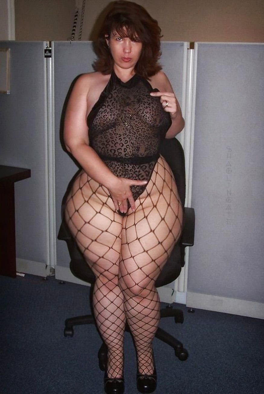 Голые пышки в прозрачной одежде