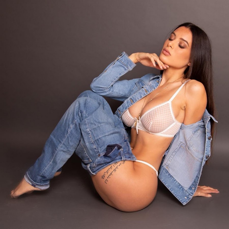 Эротичная голая женщина Lana Karups