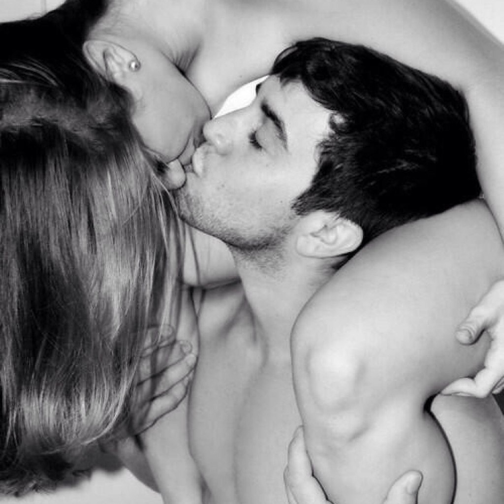 Мужчина ласкает грудь женщины