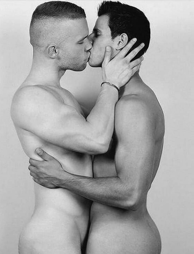 Парень лижет сиськи девушке