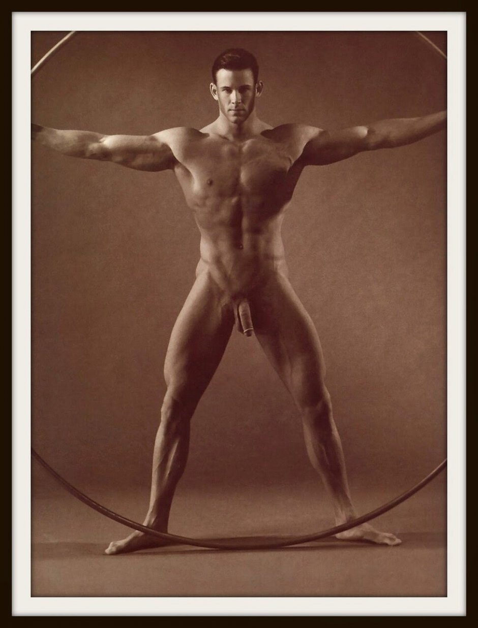 Накаченный парень с красивым членом