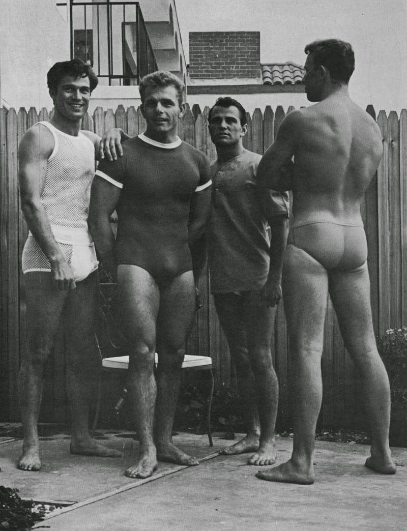 Ретро голые парни-официанты