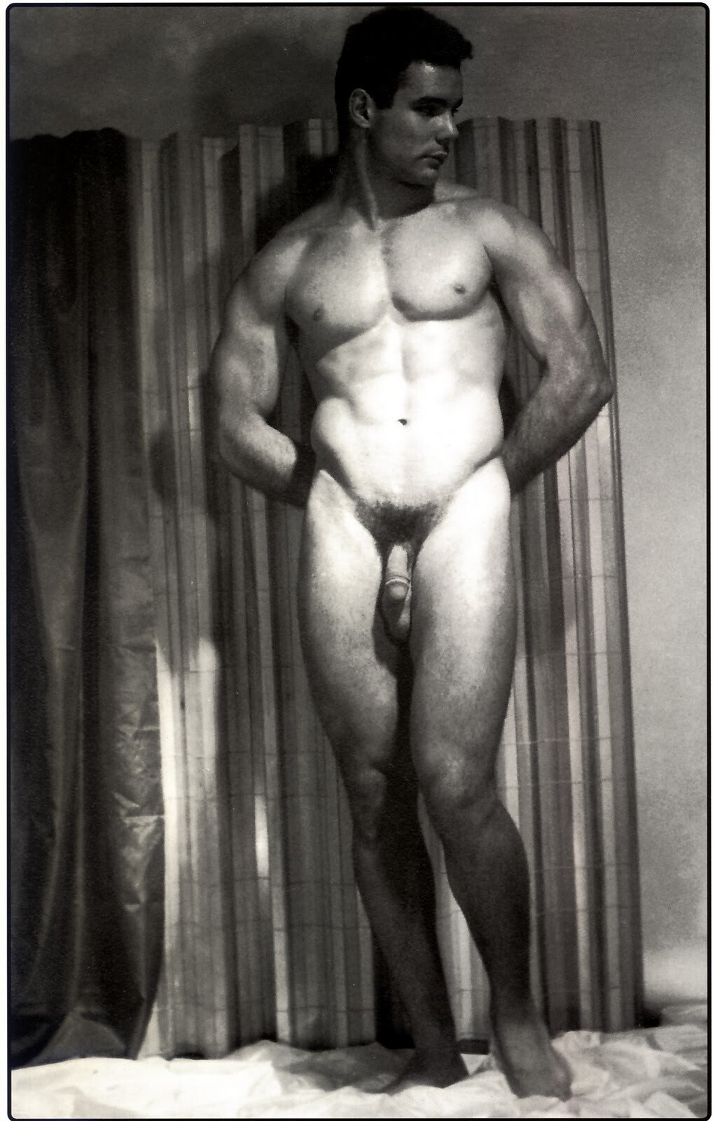 Голые парни в душе ретро