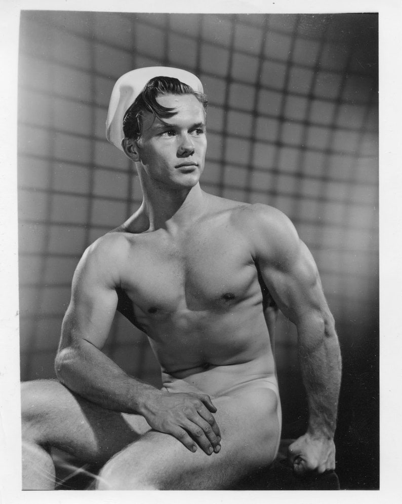 Мужское плавание нагишом ретро