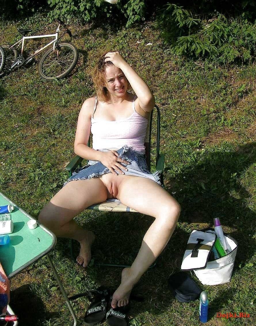 Голые бабы без трусов на даче