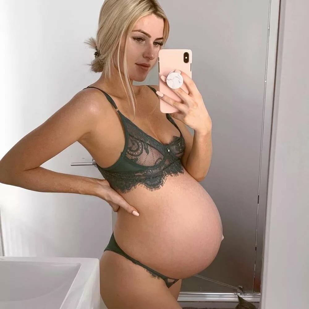 Белла Ларсен pregnant