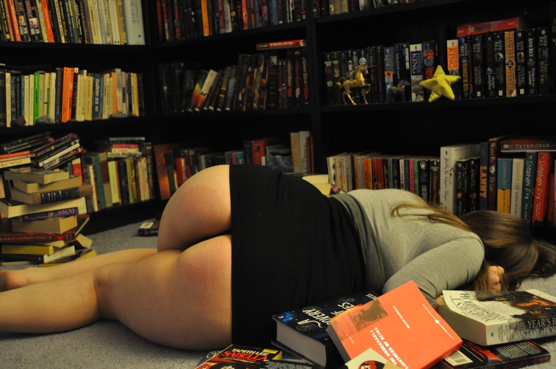 Девушки голышом с книжкой