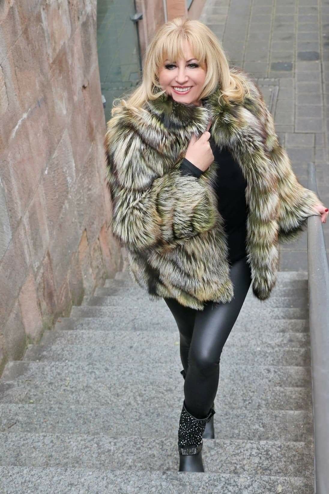 Даника Коллинз в сапогах