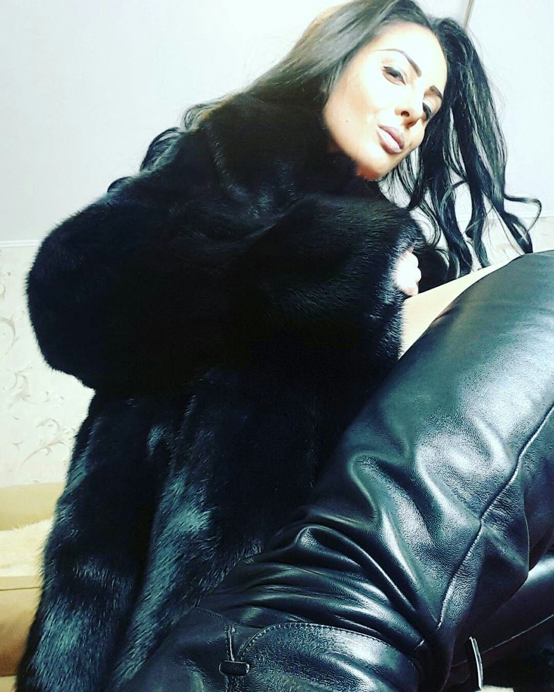 Порно зрелые в шубах и сапожках