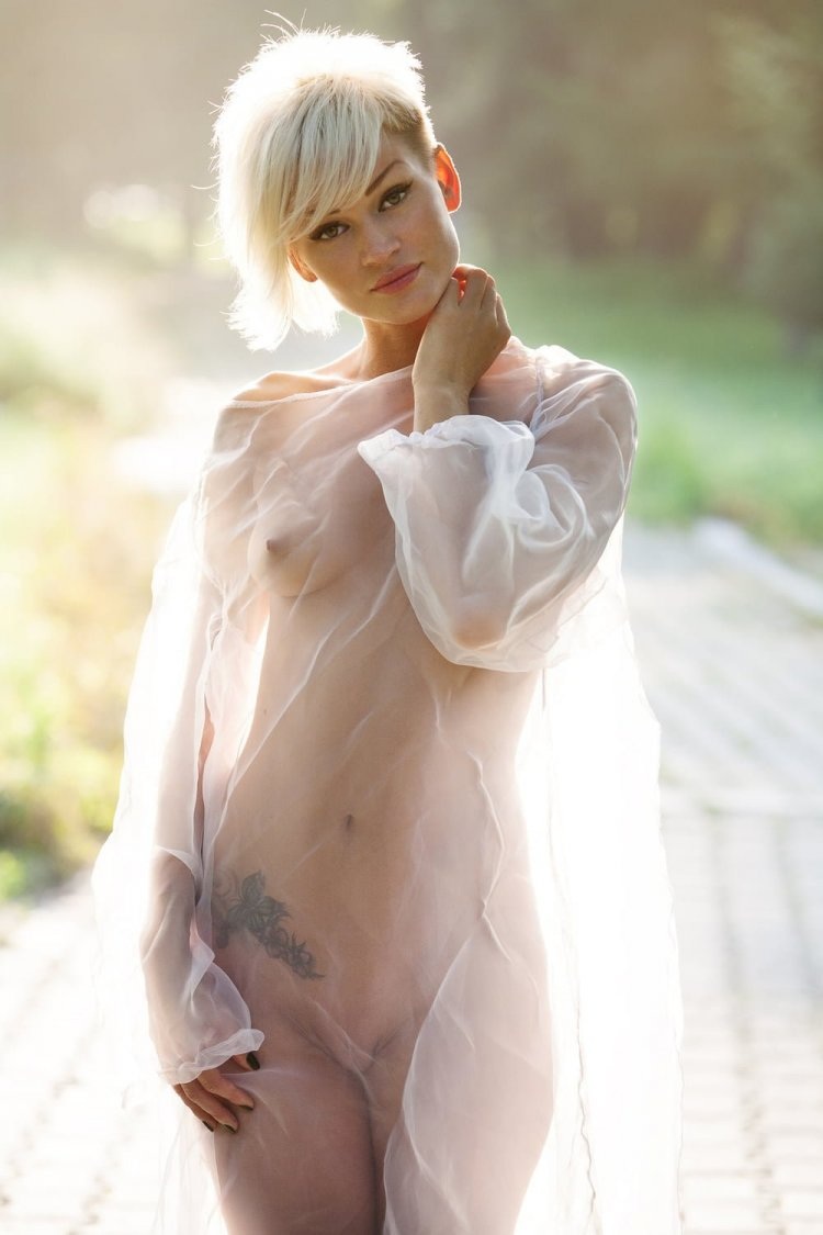 Голые женщины в прозрачных платьях