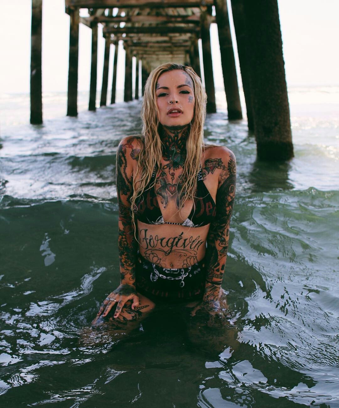 Девушка с клубникой эротично