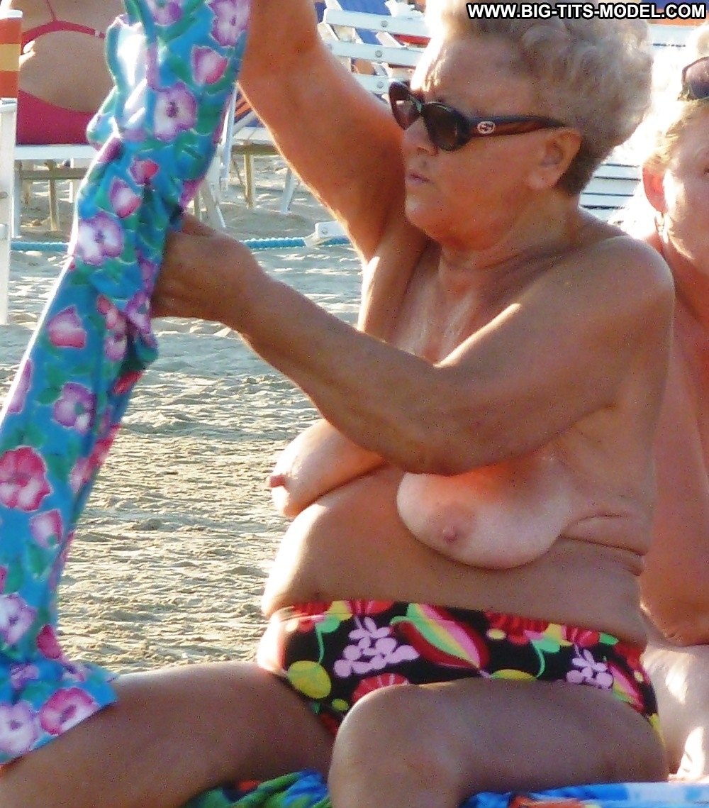 Старухи без лифчика на пляже