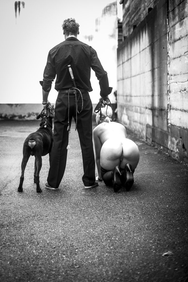 Нагая девушка в ошейнике