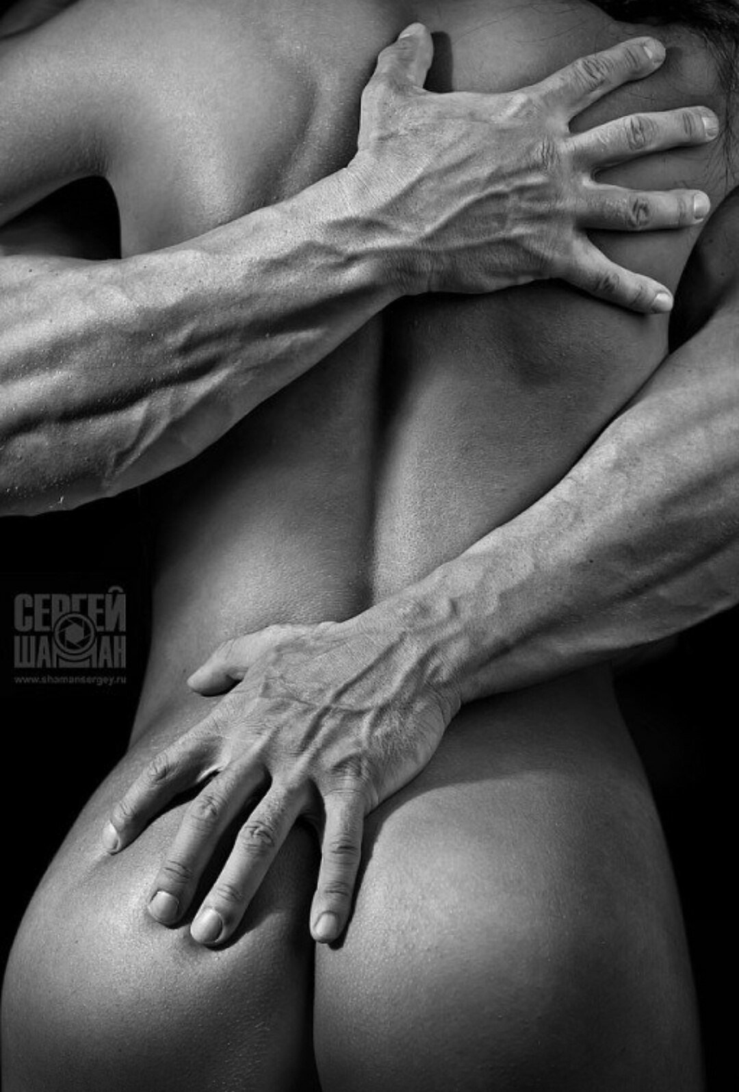 Мужская рука на женской попе